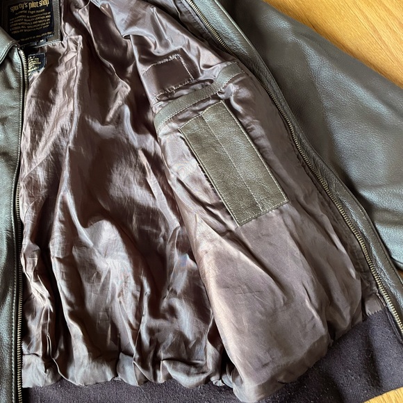 Sporty’s Pilot Leather Bomber - Picture 6 of 11